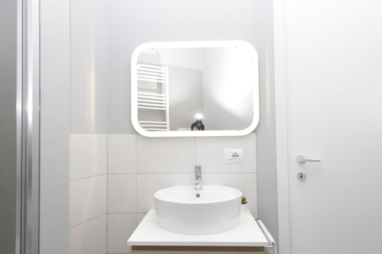 Hemeras Boutique Homes - 2 Luxury Apartments In The City Center Милан Экстерьер фото